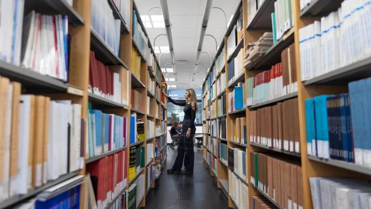 studentessa biblioteca